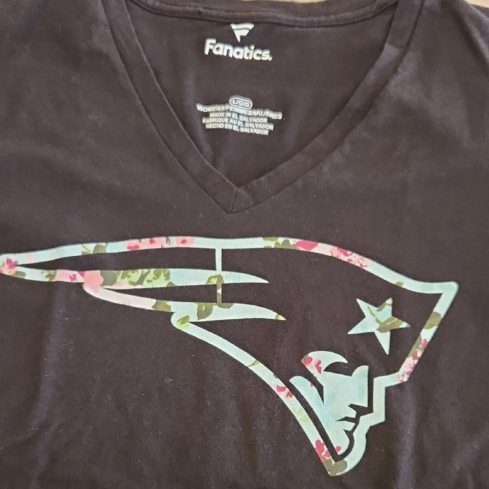 Fanatics New England Patriots V-Neck T-Shirts BOTH Shirts Women's Large LOT of 2 - Picture 8 of 8